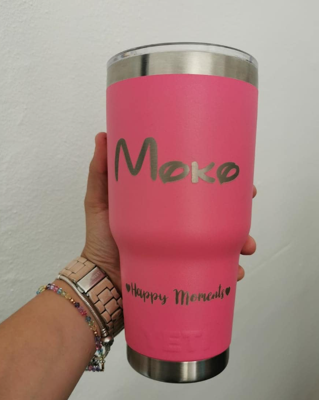 Termo rosa grabado con nombre y frase personalizada