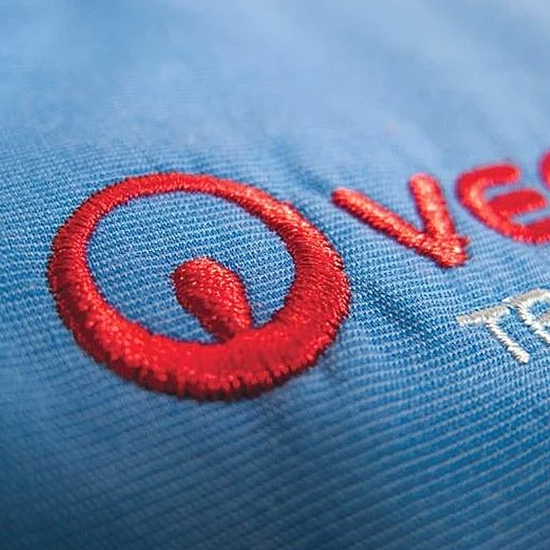 Bordado de logo en playera azul