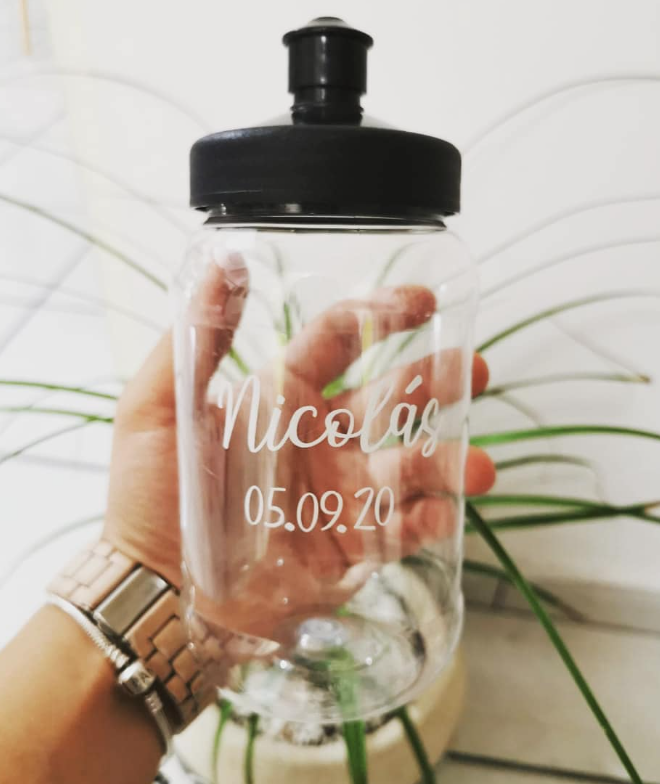 Frasco de vidrio grabado con nombre y fecha