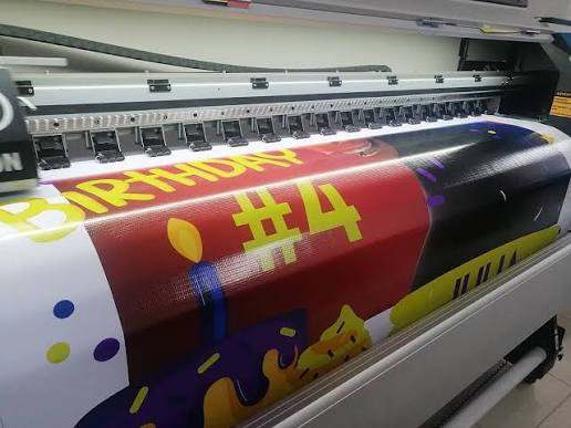 Impresión de lona en gran formato con diseño de cumpleaños