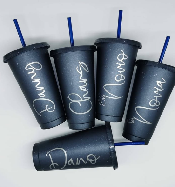 Vasos negros personalizados con nombres en vinil