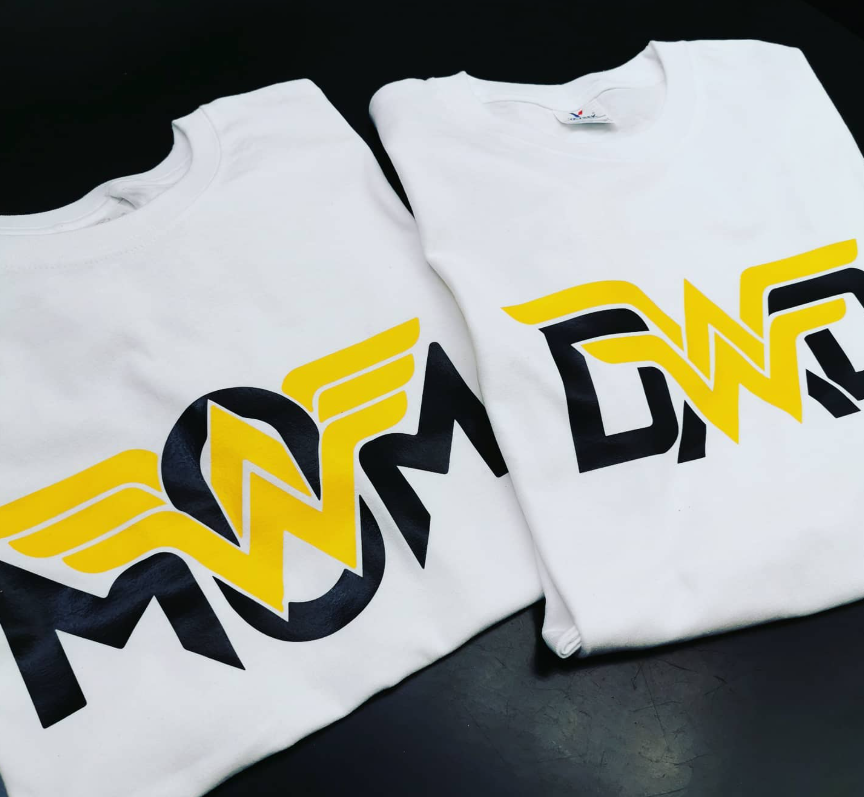 Playeras blancas personalizadas con vinil textil amarillo y negro