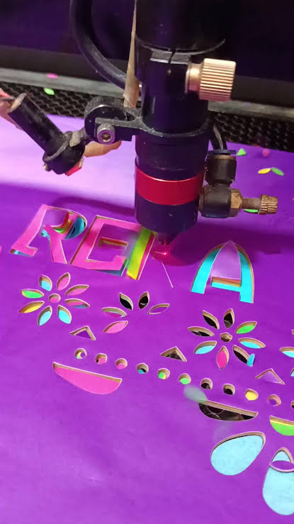Corte láser de letras y figuras en vinil de colores